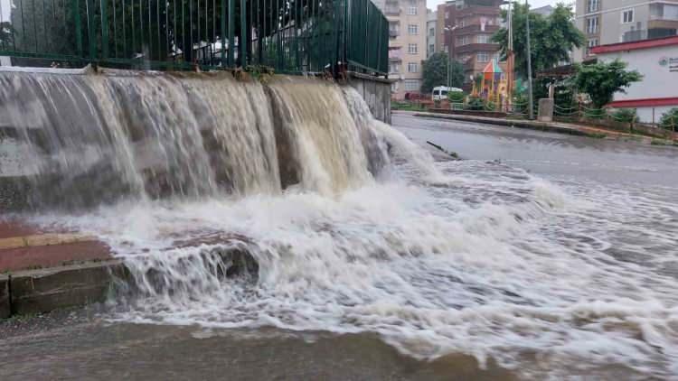 <p>Canik ilçesi Belediye Evleri Kavşağı'nda yollar, su ile kaplandı. </p>
