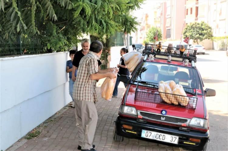 <p>Arabanın fiyatını soranlara ise arabasının arkasına "Arabanının fiyatını hiç sormayın çünkü ben yoldaşımı hiç satmam" diyerek cevap verdi.</p>