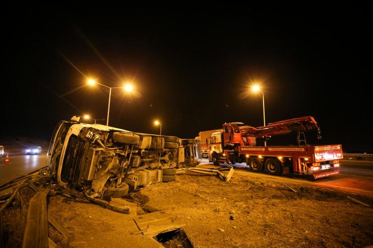 <p>Kaza nedeniyle otoyol araç trafiğine kapandı. İhbar üzerine bölgeye sevk edilen polis ekipleri, uzun kuyruklar oluşan yolda önlem aldı.</p>