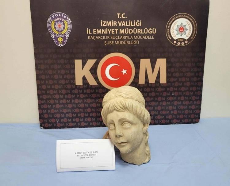 <p>Tarihi eser, Müze Müdürlüğüne teslim edilirken, şüpheli polis ekipleri tarafından gözaltına alındı.</p>
