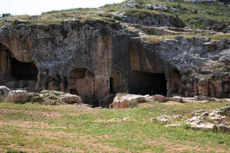 <p>“Arkadaşlarımla birlikte Hilar Mağaralarına arkadaşlarımla beraber gezmeye geldik. Böyle güzel yerleri gezmek, tarihini öğrenmek ve Çayönü Höyüğü olsun, eski yerleşim yerleri olsun, eski ahit olarak kullanılan mezarlıkları görmek ve yakından incelemek için geldik. Tarih konusunda özellikle Hilar Mağaralı çok önemli bir konuma sahip. </p>
