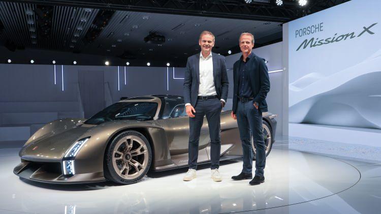 <p>Otomobil şirketi, 'Porsche Spor Otomobillerinin 75 Yılı' sergisinin açılışında Mission X adlı son konsept aracını tanıttı. Şirket, yeni modelin müşterilere <strong>"geleceğin spor otomobilinin neye benzeyebileceğine dair bir fikir"</strong> verdiğini söylüyor.</p>
