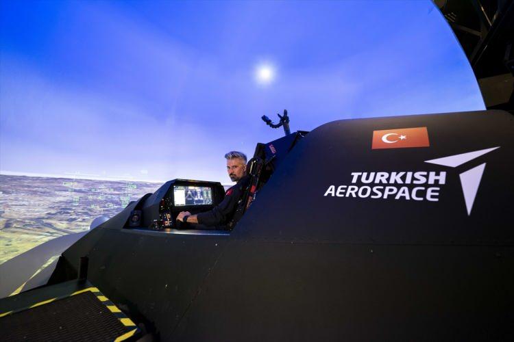<p><strong>Bir de görev odaklı hava-hava, hava-yer performanslarımızı, görev etkinliğimizi analiz etmeye yönelik çalışmalarımız var. Bunların yanına bir de kokpit spesifik pilot değerlendirmelerini ekliyoruz. Yani pilotlarımız buraya geliyorlar, kokpit içerisindeki yerleşimleri, pilot ara yüzlerini, ilgili harekat ortamının içerisinde değerlendiriyorlar.</strong></p>

<p> </p>

<p><strong>Dolayısıyla tasarım anlamında önden gidiyoruz, ilgili tasarım girdilerini ekiplere veriyoruz, gelen değişiklikleri tekrar buraya entegre ediyoruz."</strong></p>
