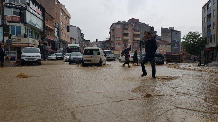 <p>Turan Güneş Caddesi ve Adnan Menderes Bulvarı'nda oluşan su birikintileri nedeniyle de trafik aksadı.</p>