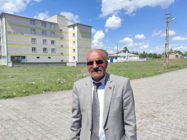 <p>Halitpaşa Mahallesi Muhtarı Fermani Bay, "Esrarengiz bir şahıs buralarda, kadın elbisesiyle dolaşıyor. Önceki gün komşular görmüş. Sabah saatlerinde görülmüş. Kimdir, nedir bilen yok. Polis ekipleri, devriye geziyor, arama yapıyorlar. Ne olduğunu bilmiyoruz, herkes endişeli. Bu insan ne için erkek olarak bayan elbisesiyle dolaşsın, herkes tedirgin oluyor. İnşallah bir vatandaşımıza zarar vermez, bir vatandaşımız zarar görmez. Bu şahsın bir an evvel yakalanmasını istiyoruz" dedi. </p>