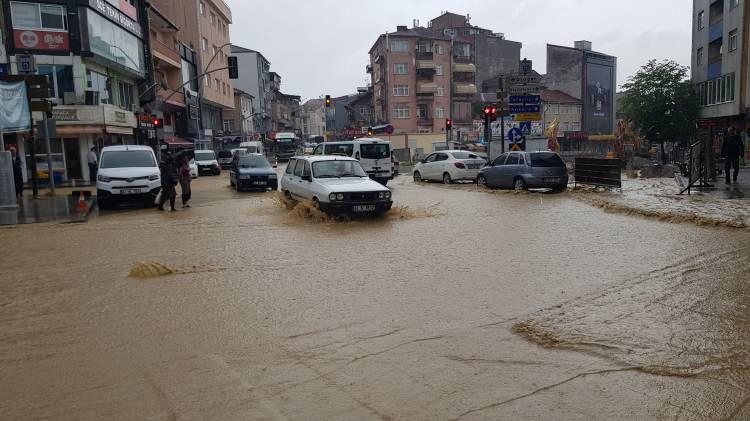 <p>İzmit ilçesi Bekirdere Mahallesi'nden geçen dere, yağışın ardından taştı.</p>