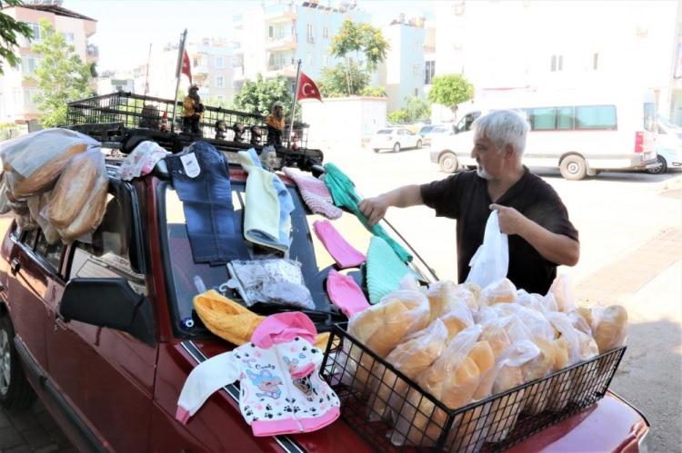 <p>Antalya’da yaşayan sınıf öğretmeni Tuncer Günay, satın aldığı otomobili yeniden tasarlayarak hayır işlerinde kullanmaya başladı. Mahallede yaşayan vatandaşların iyilik meleği haline gelen Tuncer öğretmen, veren el alan eli görmeden 20 yıldır her gün sabah 200 ekmek dağıtmadan derse girmiyor.</p>