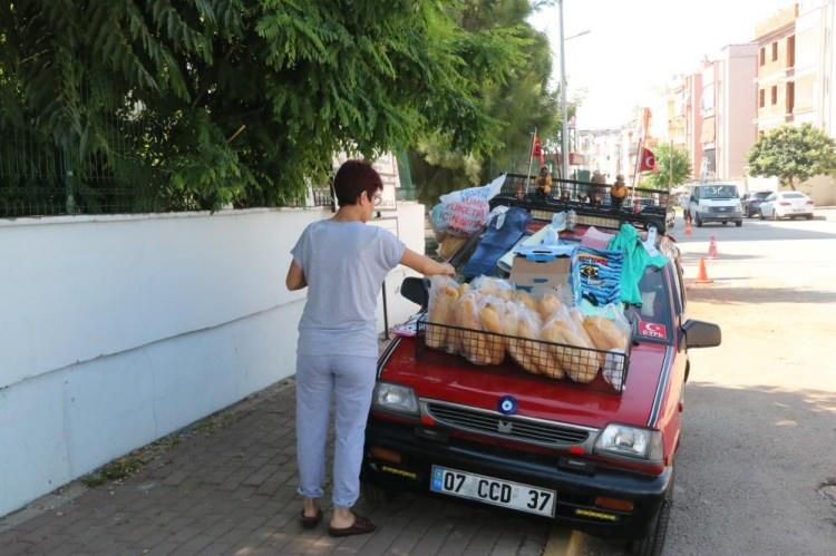 <p>Maddi durumu iyi olmayan vatandaşlarımız gelip buradan ekmeklerini alıyor. Sonra kullanılmayan eşyalar oluyor isterlerse onlardan da alıyorlar. Bunları benim kurduğum sistem yapıyor, ekmeklerimi hayırsever vatandaşlar alıyorlar. </p>