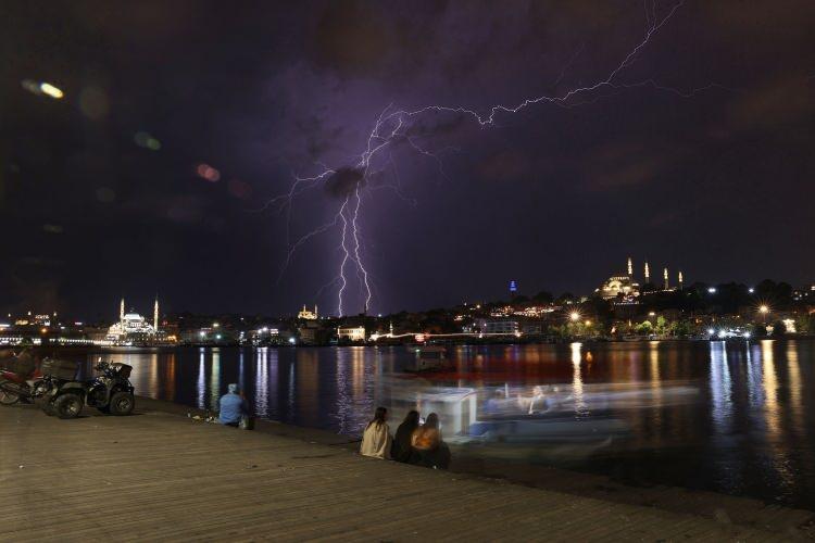 <p> İstanbul’da gece saatlerinde gök gürültülü sağanak etkili oldu.</p>
