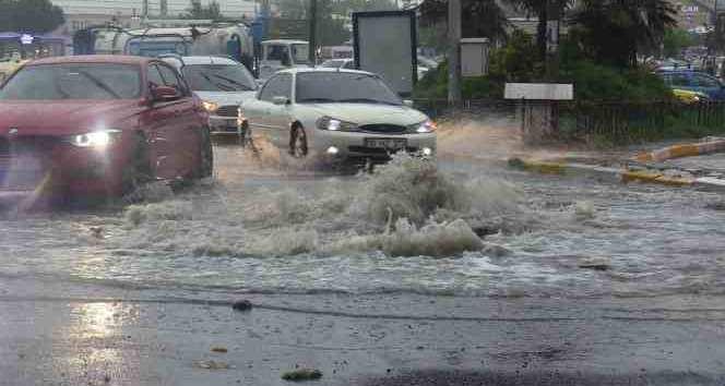 <p>Meteoroloji Genel Müdürlüğü, 28 kenti `sarı kodla uyardı. Sel, su baskını, yıldırım, ulaşımda aksamalar, yağış anında kuvvetli rüzgar, yerel dolu yağışı gibi olumsuzluklara karşı dikkatli ve tedbirli olunması gerekiyor.<br />
<br />
İŞTE UYARI YAPILAN İLLERİMİZ</p>
<p> </p>