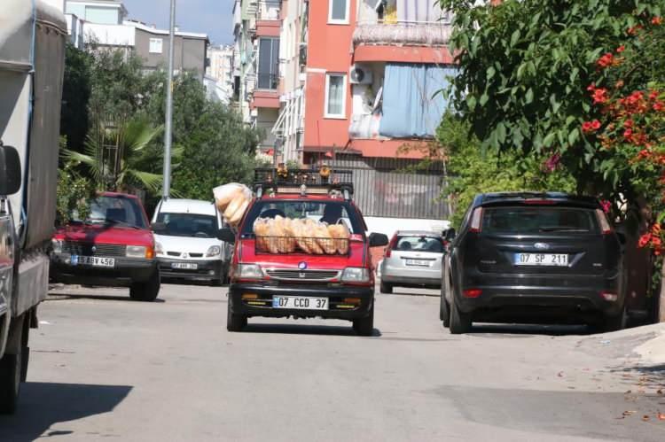 <p>Öğretmenliğin sadece okul içerisinde sınırlı kalmaması gerektiğini belirten Günay, “Bu işi yapmaktan dolayı çok mutluyum. Zarf içerisinde para verip bunu kullanın diyen velilerimiz de var. Veren el burada alan eli görmez. Güzel bir sistem var, kültürümüzün parçası bu zaten. Bazen fırına da yönlendirdiğimiz ailelerimiz var. Onlar da fırınlardan alıyorlar. Depremden sonra desteklediğimiz aile sayımız arttı” ifadelerini kullandı.</p>