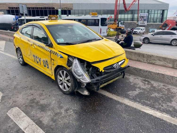 <p>Kazada ölen ya da yaralanan olmazken, araçlarda hasar oluştu. Kazayla ilgili polis ekipleri çalışma başlattı.</p>