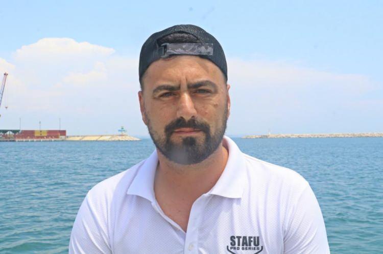 <p>Yeni Zelanda’nın doğu kıyısında 2021 yılında biyolüminesans olarak adlandırılan, kimyasal enerjinin ışık enerjisine dönüştürülmesiyle etrafa ışık yayma yeteneği keşfedilen küt burunlu köpek balığı cinsi, Antalya açıklarında sportif balıkçılık yapan Savaş Dursun’un oltasına takıldı.</p>