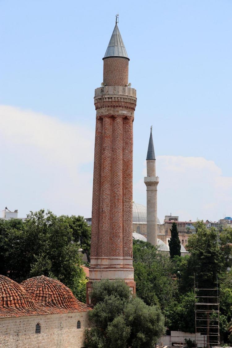<p>Daha önceki restorasyon çalışmalarında tarihi eserimizden alınmış küçük numune parçacıkları ve bunların kimyasal özellikleri var. Üniversitedeki laboratuvarımızda aynı kimyasal özelliğe sahip malzemeleri üreterek Yivli Minare'nin bir parçasını burada modelleyerek test edeceğiz. Testlerden elde ettiğimiz verilerle minareye ait en doğru simülasyonu yaparak depreme dayanıklı olup olmadığını ortaya çıkaracağız. Depreme dayanıksızsa bu sefer minaremizin güçlendirilmesi için alternatif yöntemler geliştireceğiz" diye konuştu.</p>