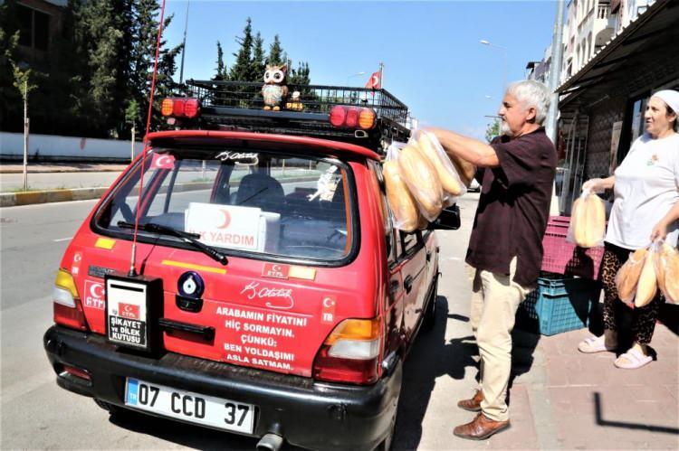 <p>Otomobilin tavanı ve ön kaportasının üzerine demirlerden sepet yapan Günay, arkasına da 'dilek-şikayet- istek kutusu' astı. </p>