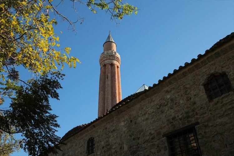 <p>Malzeme dayanımını tayin edebilirsek, deprem kuvvetinin oluşturacağı gerilmelerle malzeme dayanımını karşılaştırdığımızda nihai sonuç ortaya çıkacaktır" dedi. </p>