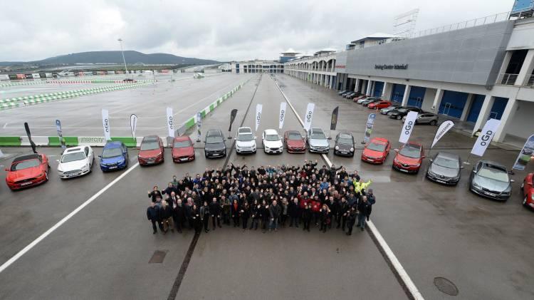 <p>"Türkiye'nin Otomobil Oscarı" olarak adlandırılan "Türkiye'de Yılın Otomobili" yarışmasının kazananı, Intercity İstanbul Park'ta düzenlenen törenle açıklandı.<br />
<br />
"Türkiye'de Yılın Otomobili" yarışmasının ilk etabında 33 aday araç arasından, jüri üyelerinin oylarıyla en fazla puan alan 7 otomobil finale kaldı.<br />
 </p>
