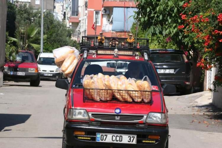 <p>Antalya'da yaşayan sınıf öğretmeni Tuncer Günay, 9 yıl önce satın aldığı eski model otomobilini yeniden tasarlayarak sosyal projeler için kullanmaya karar verdi. </p>