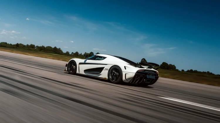 <p>Regera, 402 km hıza ulaşıp durmayı başaran en hızlı yol otomobili olarak tarihe geçti. </p>
