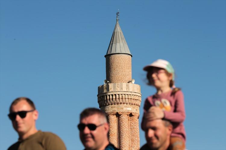 <p>1. Alaaddin Keykubat'ın 1230'da inşa ettirdiği ve Dünya Mirası geçici listesinde yer alan Yivli Minare 35 santimetre yan yattı.</p>