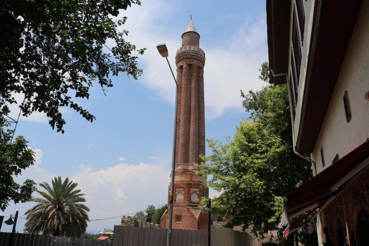 <p>DAYANIKLIKLIK SONUCU ORTAYA ÇIKACAK</p>
<p> </p>
<p>Yivli Minare'nin ana bileşenlerinde 6-7 farklı malzeme kullanıldığını belirten Prof. Dr. Özçelik, "Minarede deprem esnasında farklı davranış gösterecek malzemeler bulunuyor. Dolayısıyla her bir malzemenin dayanımı bizim için çok önemli. Yüksek lisans tezimizde minareden ivme alarak tek bir malzeme düşünerek tek bir elastik model üzerinden bu minareye gelebilecek yaklaşık deprem kuvvetini bulduk. Bu deprem kuvveti hesabında çok büyük bir yanılma payımız yok ama deprem kuvvetinin karşısında malzeme ne kadar dayanıklı bunu tam bilemiyoruz. </p>