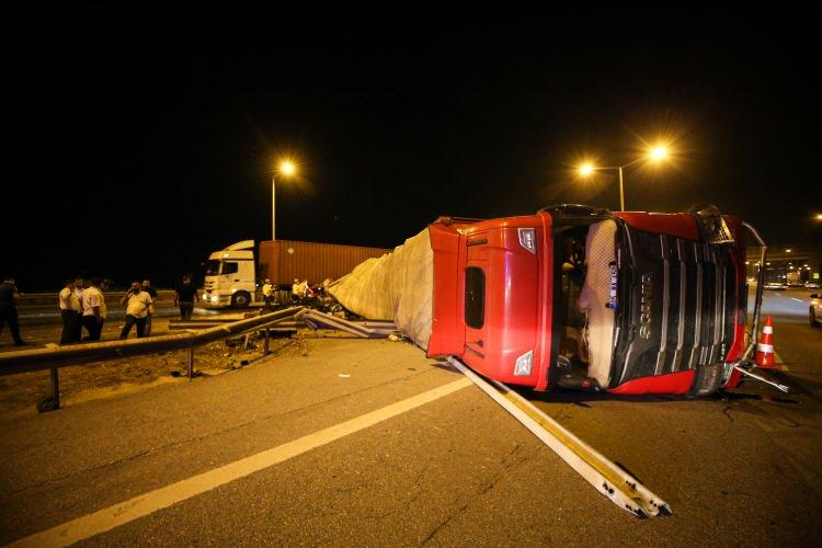 <p>Bazı araçların kaldırıldığı otoyolun Mersin-Adana istikametinde trafik akışı kontrollü sağlanıyor.</p>