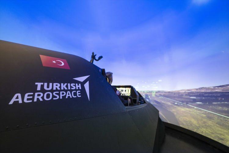 <p>Milli muharip uçak KAAN, Türk mühendis ve pilotlarının mühendislik geliştirme simülatöründeki yoğun çalışmalarıyla ilk uçuşa hazırlanıyor.</p>
