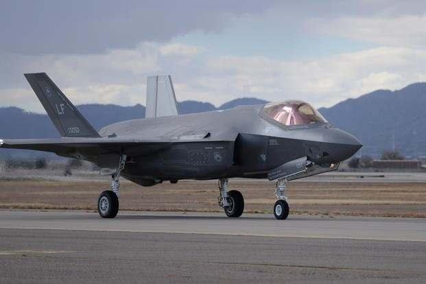 <p>ABD medyası, Pentagon'un yeni teknoloji donanım yükseltmeleriyle ilgili sorunlar çözülene kadar üretici şirket Lockheed Martin'den daha fazla yeni F-35 uçağı kabul etmeme kararı aldığını duyurdu.</p>