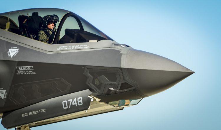 <p><strong>F-35 TEDARİKİ ASKIYA ALINDI</strong></p>
<p>ABD Savunma Bakanlığı'nın (Pentagon) üretici şirket Lockheed Martin'den mevcut yazılım sorunları nedeniyle yeni F-35 tedarikini askıya aldığı duyuruldu.</p>
