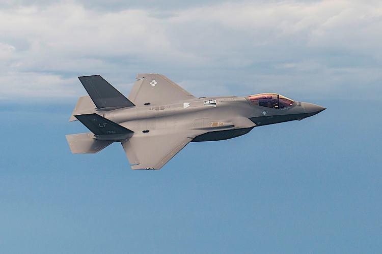 <p>Portal, kararın Lockheed Martin'in onlarca uçağı Teksas eyaletindeki Fort Worth'ta bulunan ana fabrikasında 2023'ün büyük bir bölümünde ve muhtemelen 2024 baharına kadar bekletmek zorunda kalabileceği anlamına geldiğini belirtti.</p>