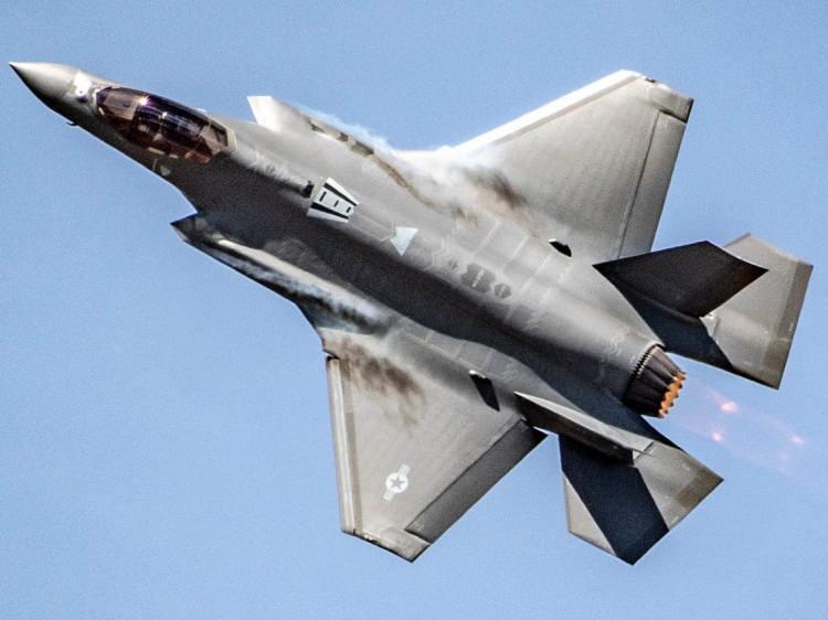 <p>Mart ayında Pentagon'un F-35 programı yetkilisi Korgeneral Mike Schmidt, Kongre'ye program risk değerlendirmesinin TR-3 sisteminin ancak Nisan 2024'e kadar tamamlanacağını öngördüğünü bildirmişti. Lockheed Martin ise sistemin bu yılın aralık ayına kadar teslim edileceğini açıklamıştı.</p>
