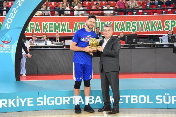 <p>Türkiye Sigorta Basketbol Süper Ligi play-off final serisinde P.Karşıyaka'yı 3-0'la geçen Anadolu Efes, İzmir'de kupasını aldı.</p>
