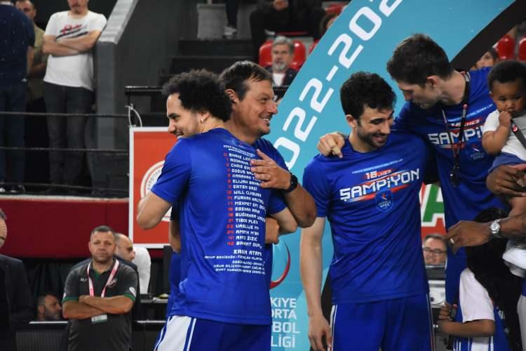 <p>Yaklaşık 1 saat sonra sahaya dönen A. Efesli basketbolcular, şampiyonluğa özel olan ve ön tarafında "16. kez şampiyon A. Efes", arkasında kadroda bulunan oyuncuların isimlerinin yazılı olduğu tişörtle çıktı.</p>