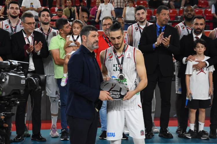<p>Daha sonra play-off finalisti olan Pınar Karşıyaka'nın madalyaları verilirken ikincilik ödülünü Basketbol Federasyonu Başkan Vekili Ömer Onan'ın elinden aldı. </p>