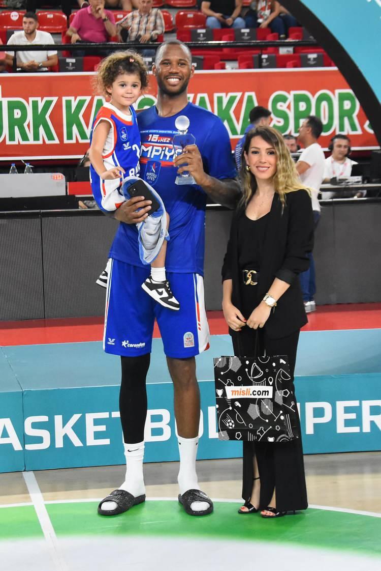 <p>Final serisinin en iyi smaç ödülünü A. Efes'ten eski Karşıyakalı Amath M'Baye alırken, en değerli oyuncu ödülü ise Vasilije Micic'in oldu.</p>