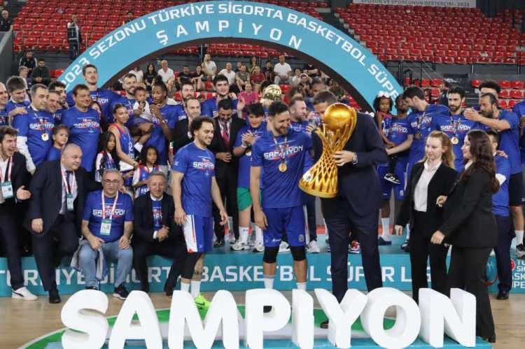 <p>Kupa seremonisinde A. Efesli basketbolcular ilk önce madalyalarını aldılar ve ardından şampiyonluk kupası Türkiye Basketbol Federasyonu Başkanı Hidayet Türkoğlu tarafından verildi.</p>