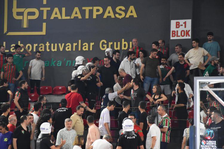 <p>Salonda kalan taraftarların büyük bir çoğunluğu emniyet ekiplerinin müdahalesiyle dışarı çıkarıldı.</p>