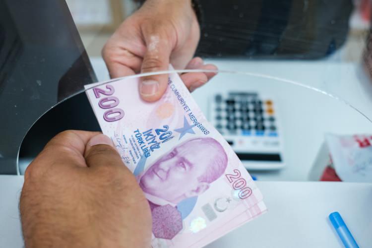 <p>En düşük prim tutarı 3 bin 202 TL, en yüksek prim ise 24 bin 19 TL olarak uygulanıyor.</p>

<p>Yüzde 25 zam olursa: En düşük 4 bin 2 lira, en yüksek 30 bin 23 lira</p>

<p>Yüzde 30 zam olursa: En düşük 4 bin 162 lira, en yüksek 31 bin 224 lira</p>

<p>Yüzde 35 zam olursa: En düşük 4 bin 322 lira, en yüksek 32 bin 425 liraya yükselecek.</p>
