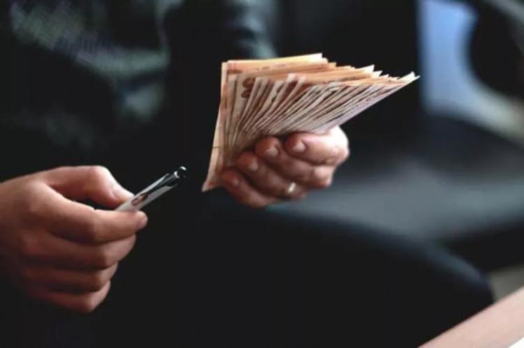 <p>TİSK Başkanı Özgür Burak Akkol da, Çalışma ve Sosyal Güvenlik Bakanı Vedat Işıkhan’la görüşmesinin ardından yaptığı açıklamada, <strong>“Asgari ücretin 500 dolar seviyesine”</strong> çıkarılması ile ilgili ifadelere karşı, ücretlerin TL üzerinden belirlendiği vurgusunu yaptı, enflasyondaki düşüşe dikkat çekti.</p>
<p>TİSK, işverenlerin asgari ücret desteğinin sürmesi ve gelir vergisi dilimlerinde düzenleme yapılması taleplerini de Bakan Işıkhan’a iletti.</p>