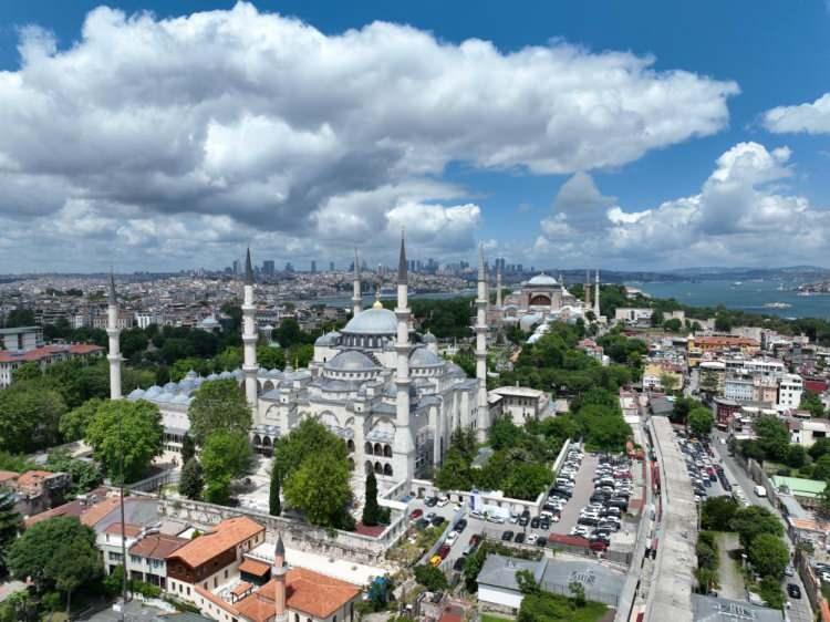 <p>Her iki camide karşılıklı okunan ezanlar, İstanbul'un tarihi yarımadasında yankılanıyor. Geleneğe göre, birinci müezzin ezanın bir bölümünü okuyup bitirdiğinde diğer caminin müezzini de aynı bölümü okuyor. </p>
