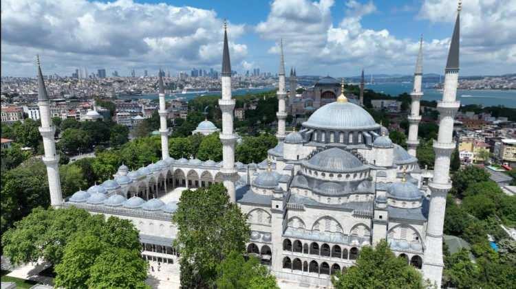 <p><strong>“Bu Osmanlı’dan gelen bir gelenektir”</strong></p>
<p>Osmanlı döneminden gelen bir gelenek olduğundan bahseden Tunca, “Bu Osmanlı’dan gelen bir gelenektir. Ezanlar farklı makamlarda icra ediliyor. Sabah namazı sabah makamında, öğle çoğu zaman uşak makamında, ikindi rast makamında, akşam segah veya hüzzam yatsı namazı ise hicaz makamında okunuyor. Bu bir gelenek.</p>