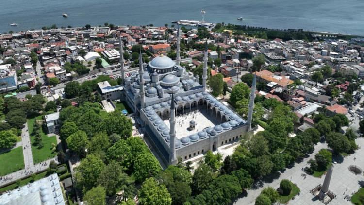 <p>Biz bazen Muhayyer Kurdi gibi Nihavend gibi bazen Hüseyni gibi muharrem ayında ezanlar okuyoruz. Bunun için tabii Selatin camilerindeki arkadaşlarımızın musiki bilgisinin ve ses güzelliğinin olması gerekiyor. Müzik kulağının olması gerekiyor.</p>