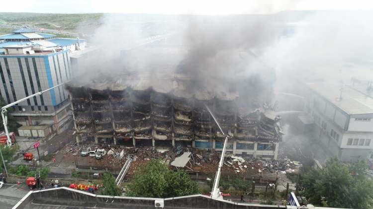 <p>Başakşehir İkitelli Organize Sanayi Bölgesi'nde birçok işletmenin bulunduğu 6 katlı binadaki yangın sürüyor.  </p>
