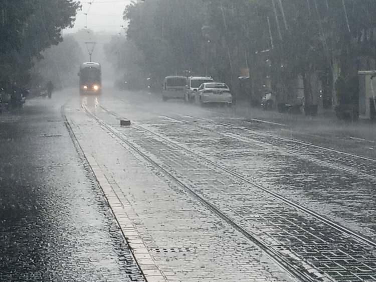 <p><strong>Eskişehir</strong>’de aniden bastıran sağanak yağmur sonucunda bazı yolları su basarken, görüş mesafesinin kısıtlanmasıyla şehir merkezi bomboş kaldı.</p>