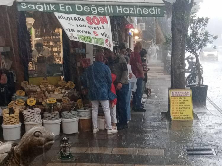 <p>Meteoroloji 3. Bölge Müdürlüğünün tahmin ettiği üzere <strong>Eskişehir</strong>’de sağanak yağış etkili oldu.</p>
