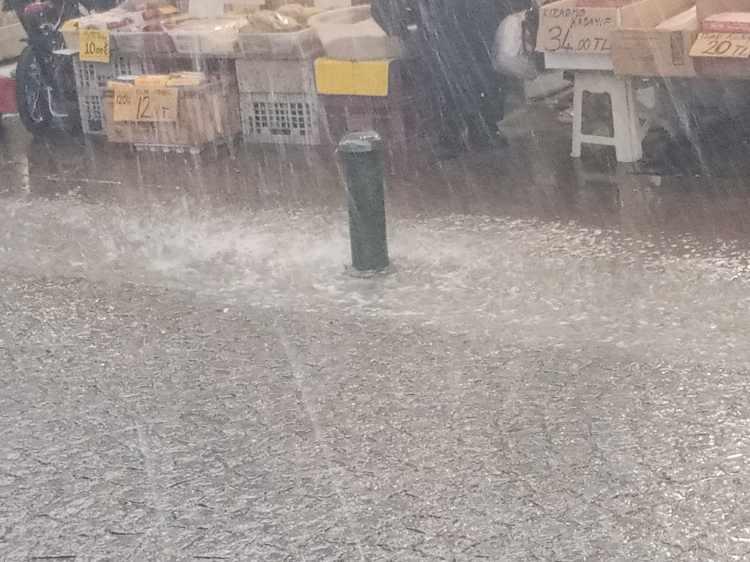 <p><strong>Eskişehir</strong>'in yoğun olan caddelerinden olan İki Eylül'de ise aniden bastıran yağmur sonrası kimse kalmadı. Vatandaşlar ıslanmamak için koşarak dükkân girişlerine sığındı. </p>