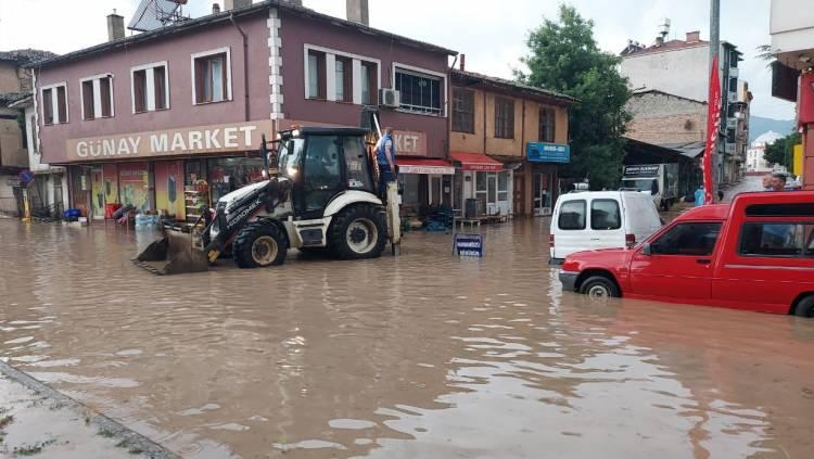 <p> Amasya'nın Gümüşhacıköy ilçesinde etkili olan sağanak nedeniyle bazı yollar kapandı, ev, iş yeri ve tarım arazilerinde hasar oluştu.</p>