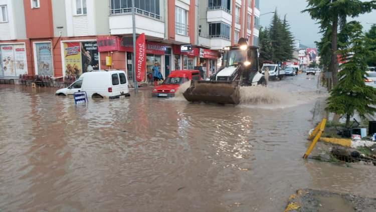 <p>İlçede devam eden sağanak nedeniyle, Gümüşhacıköy-Hamamözü kara yolu, yağışın ardından oluşan heyelan nedeniyle ulaşıma kapandı.</p>