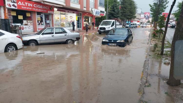 <p>İlçeye bağlı 15 köy yolunda ulaşım sağlanamazken, köylerde bazı ev ve ahırları su bastı, hayvanlar telef oldu, tarım arazilerinde zarar oluştu.</p>
<p>İlçe merkezinde cadde ve sokaklar suyla doldu, bazı iş yeri ve evler hasar gördü.</p>