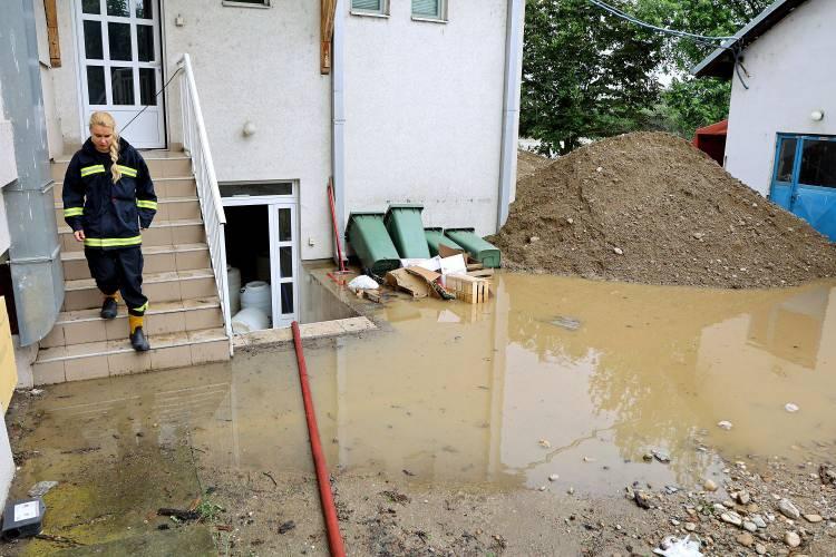 <p>Yerel medyada yer alan haberlerde, sel sonucu çok sayıda evi ve iş yerini su bastığı, yüzlerce kişinin tahliye edildiği belirtildi.</p>

<p> </p>
